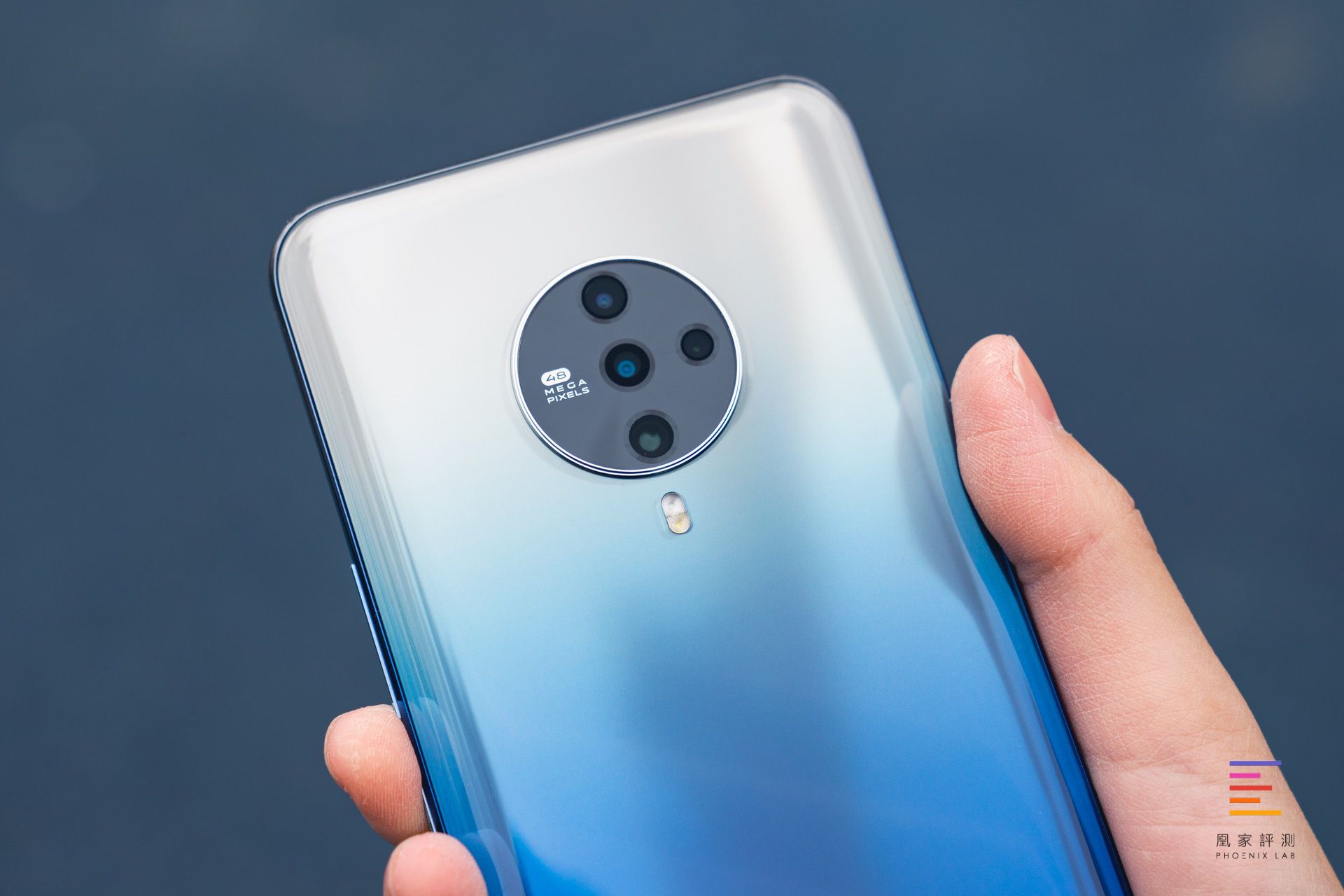 圆形四摄玻璃板上加入了黑胶唱片纹理设计,使得摄像头区域像一张古典