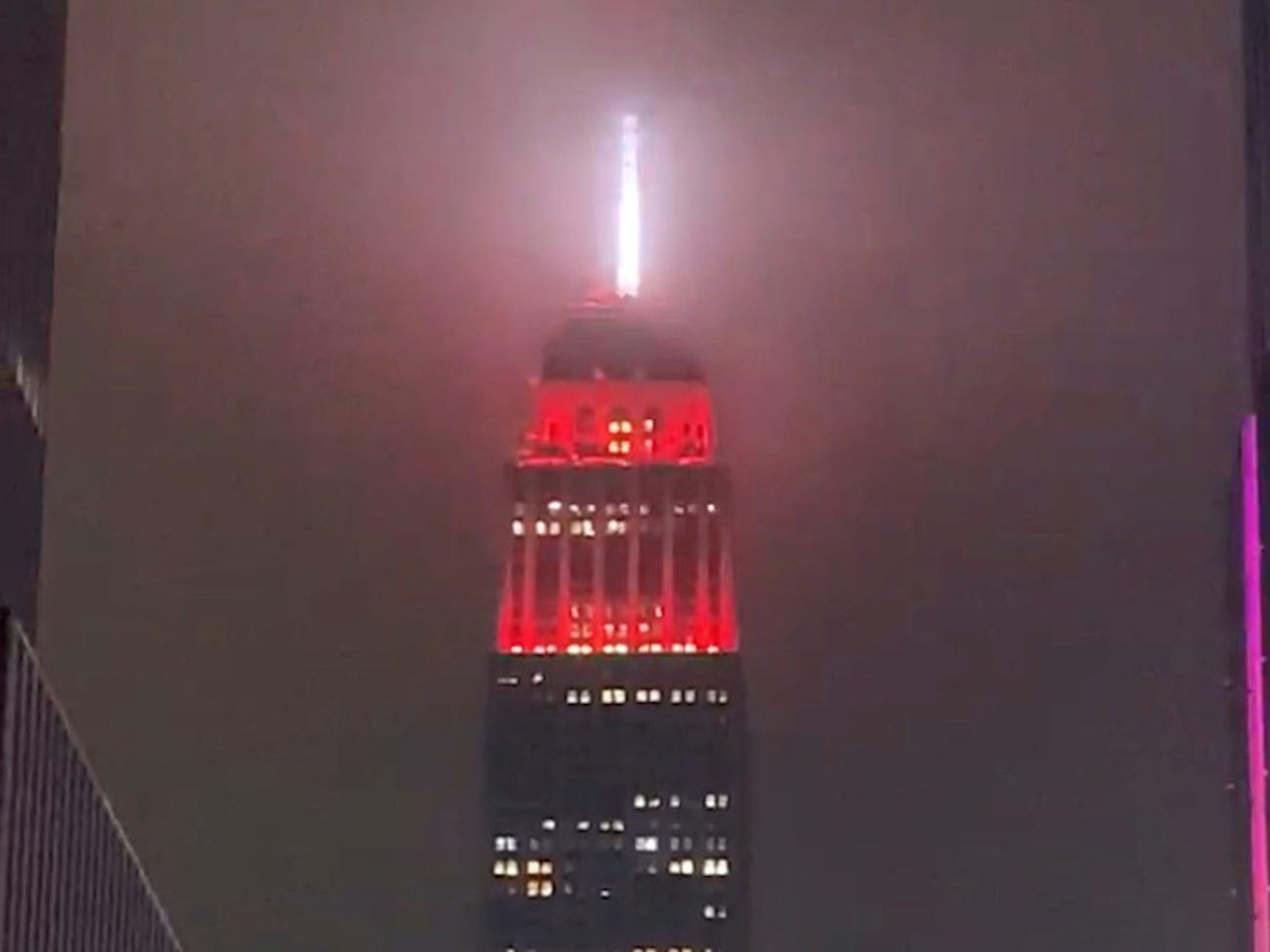 纽约帝国大厦亮灯模仿救护车警笛 提醒居民待在家