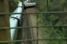 一列客运火车在郴州永兴县境内侧翻 机头着火（视频）