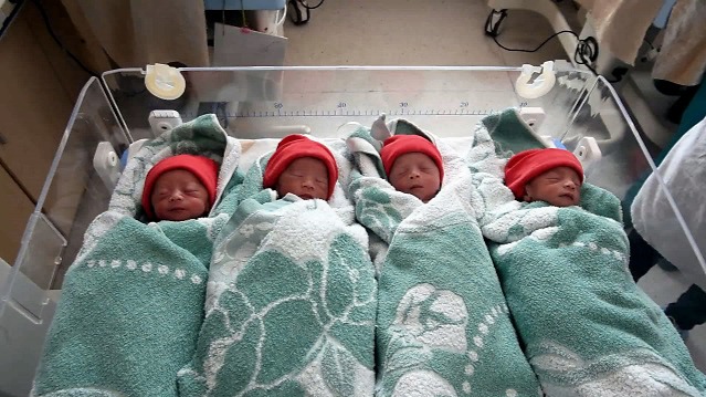 现场:22岁女子自然怀孕顺利产下四胞胎 宝宝哭声响亮