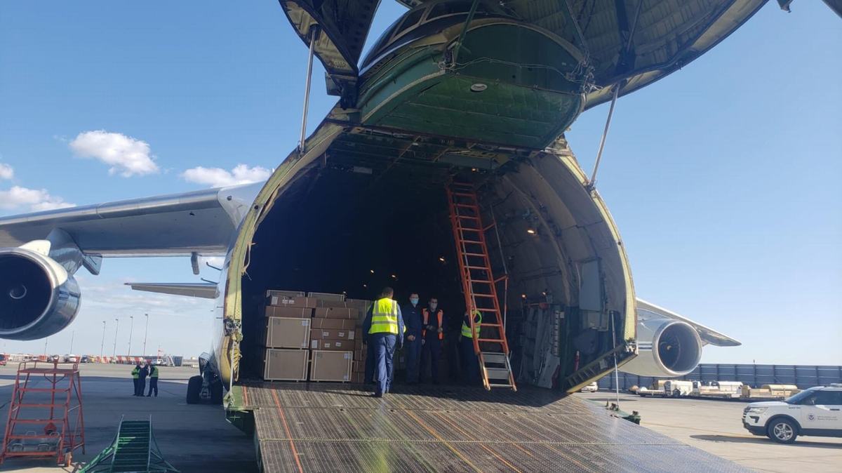 俄军最大战略运输机抵达纽约 向美国运送抗疫援助物资