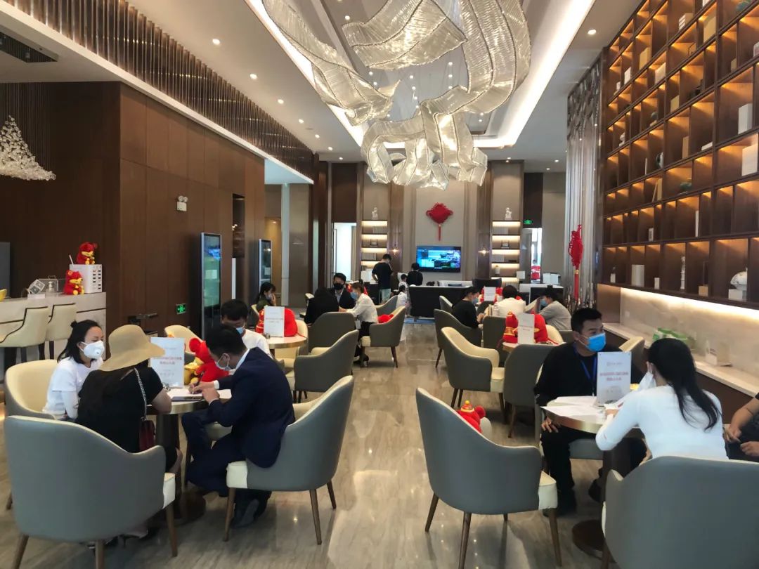 (客户登记入场)随着认筹的启动,售楼部人气高涨.