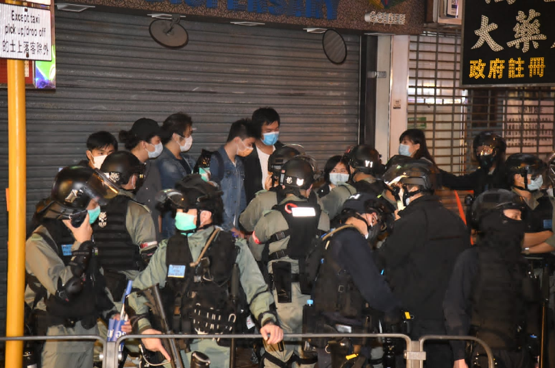 疫情下公然违反“限聚令”聚集闹事，港警拘捕54名暴徒