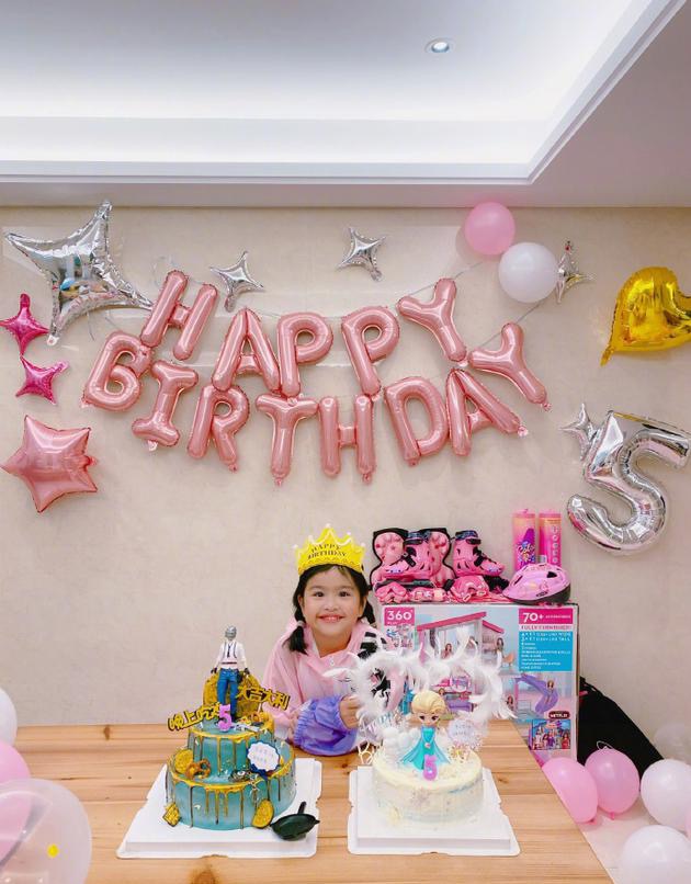 包贝尔为女儿庆祝5岁生日 饺子头戴皇冠呆萌可爱