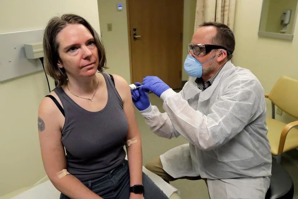 （在西雅图接受Moderna新冠疫苗注射的首名志愿者，图片来源：华盛顿邮报）