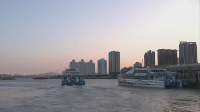 伶仃洋像一道天堑 香港与珠三角西部的交通一直不顺畅