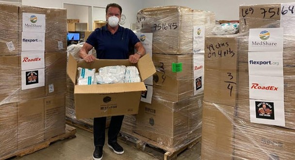 美国物资匮乏 施瓦辛格捐出5万个口罩给前线医护