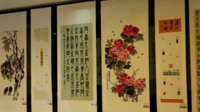 在书画上加盖印章，古人称其为“钤印”