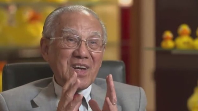 林亮的绰号叫玩具大王 经典的“浴盆小黄鸭”造型出自他手_凤凰网视频_凤凰网