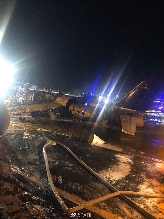 一架小型飞机在菲律宾首都马尼拉机场起飞时坠毁