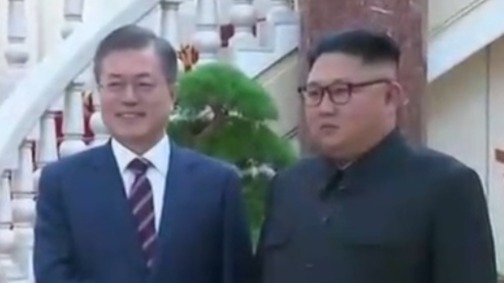 平壤举行朝韩领导人峰会 金正恩和文在寅检阅三军仪仗队