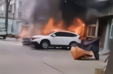 邯郸一小区发生火情，两轿车被烧毁