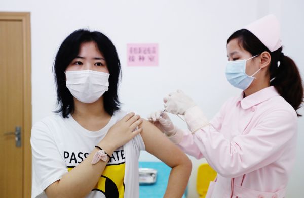 （19岁的志愿者秦媛媛接种重组新型冠状病毒(2019-COV)疫苗，图片来源：武汉晚报）