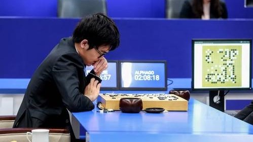 Alphgo为何能战胜柯洁?专家:它每天能学会上百万棋谱