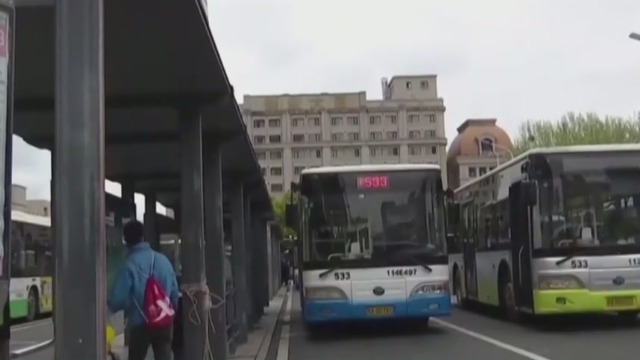 武汉市公共交通恢复运营 两次扫码精准防控