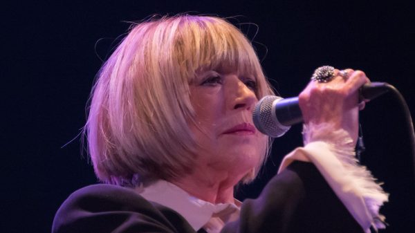 74岁英国女歌手菲斯福尔因新冠入院 目前情况稳定