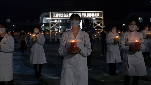黄冈市民和医护人员点蜡烛 悼念援鄂护师张静静