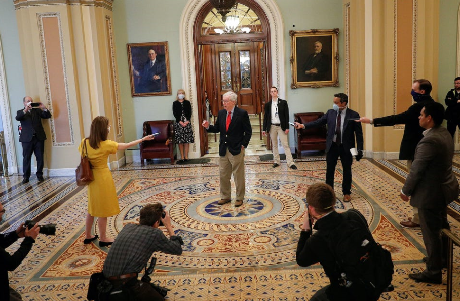 美参议院多数党领袖接受采访：记者均戴口罩 距离将近2米