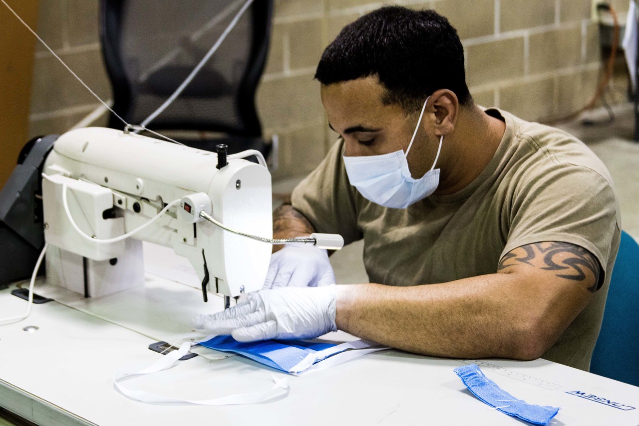 特种兵变缝纫工：美国陆军特种部队“转行”生产医用口罩