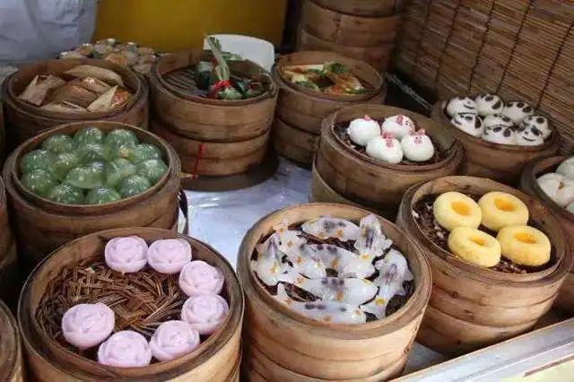 每到一处茶馆,我最中意的还是小吃,老苏州们讲起吴苑茶馆当时的样样俱