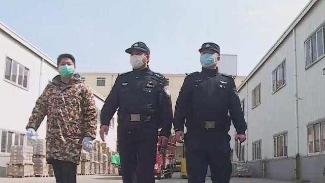 武汉解封 大批企业和地铁复产复工 民警协助防疫