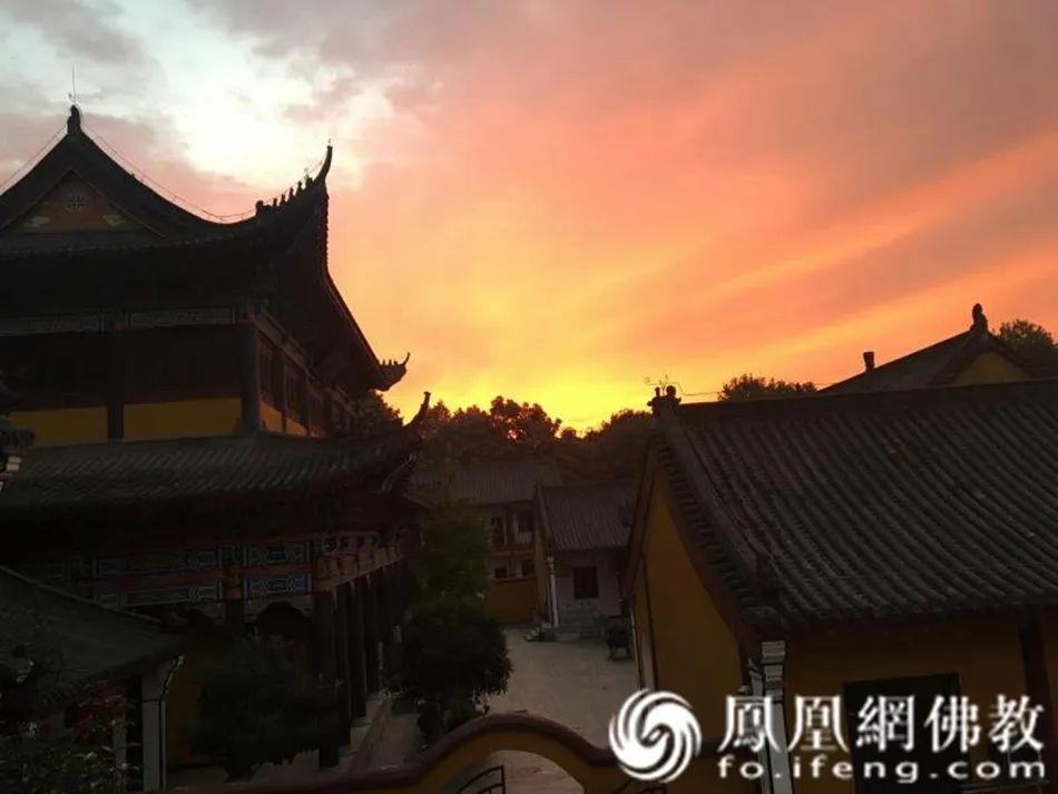 江夏志上记载"龙华寺在宾阳门内,明成化丁卯太监王定创建.