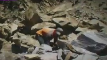 工人用原始工具维修喜马拉雅山路 过程令人心酸