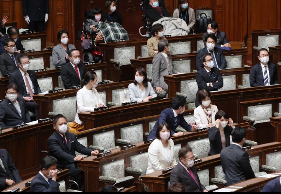 日本国会疫情期间照常开会：议员隔开坐 起立做表决