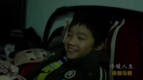 男孩和素未谋面的妹妹很亲近 约定等病治好就去看天安门