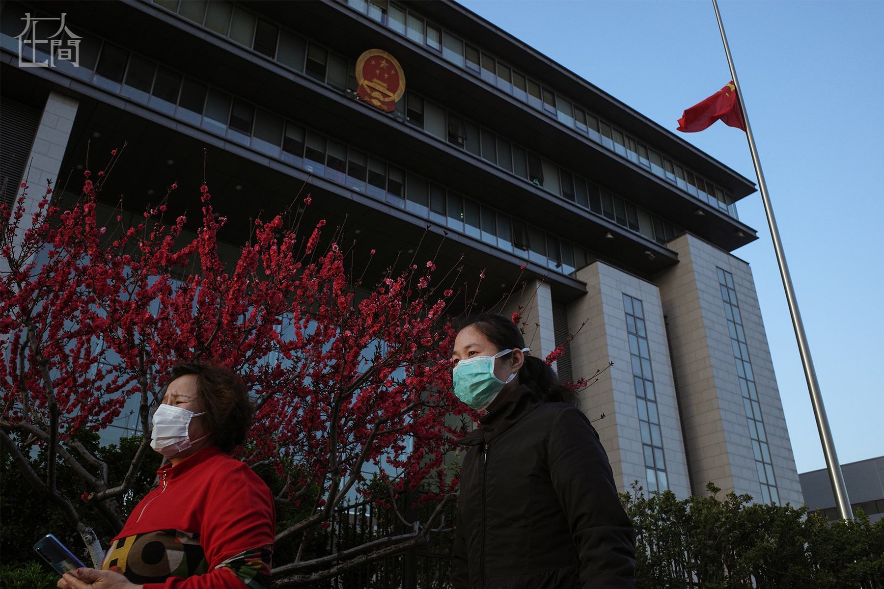 在人间| 疫情之下的北京:长城上,戴口罩拥抱的情侣 _凤凰网凤凰网资讯