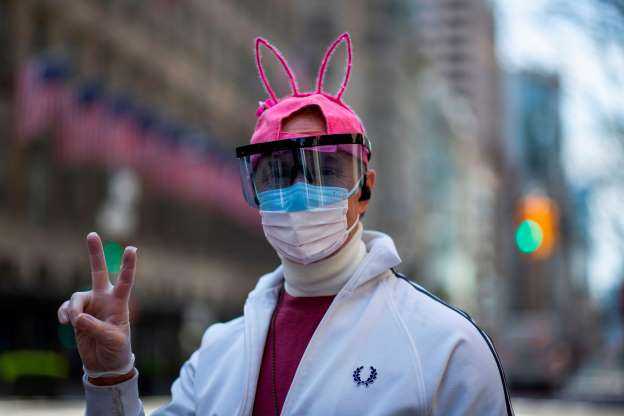 4月12日，一名男子戴着面罩和口罩在圣帕特里克大教堂前