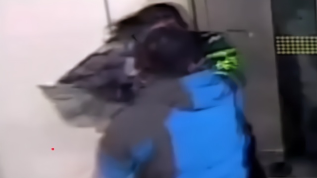不戴口罩强闯地铁 男子被拦后挥拳狂殴女安检员