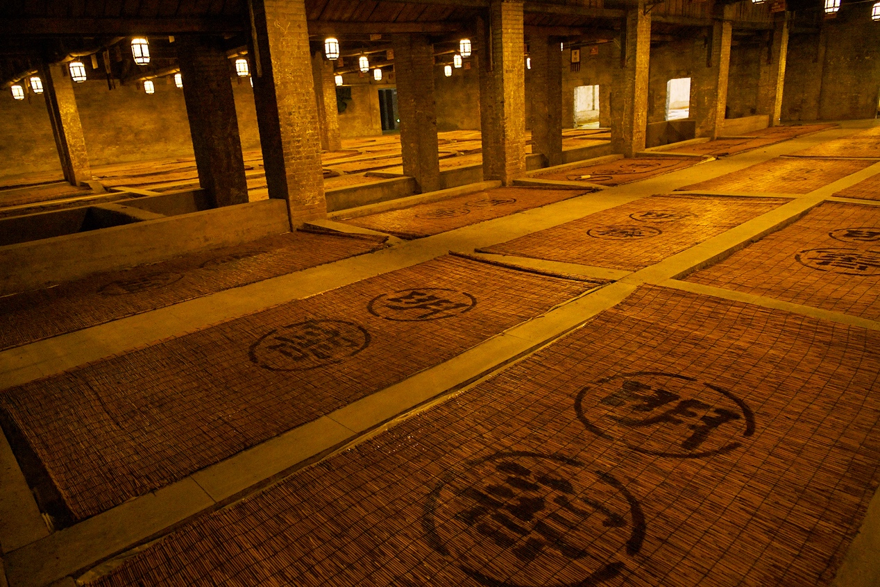 就像是一条时光走廊,游走其中首先能够看到和普通窖池不大一样的窖池