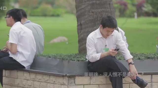 员工走路玩手机 董明珠发飙了：我撞见了肯定会说他们