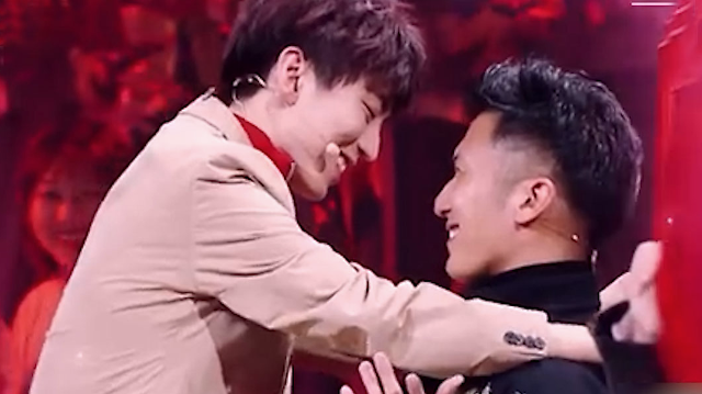 谢霆锋被王俊凯壁咚一脸羞涩紧紧抱住现场粉红泡泡满天飞