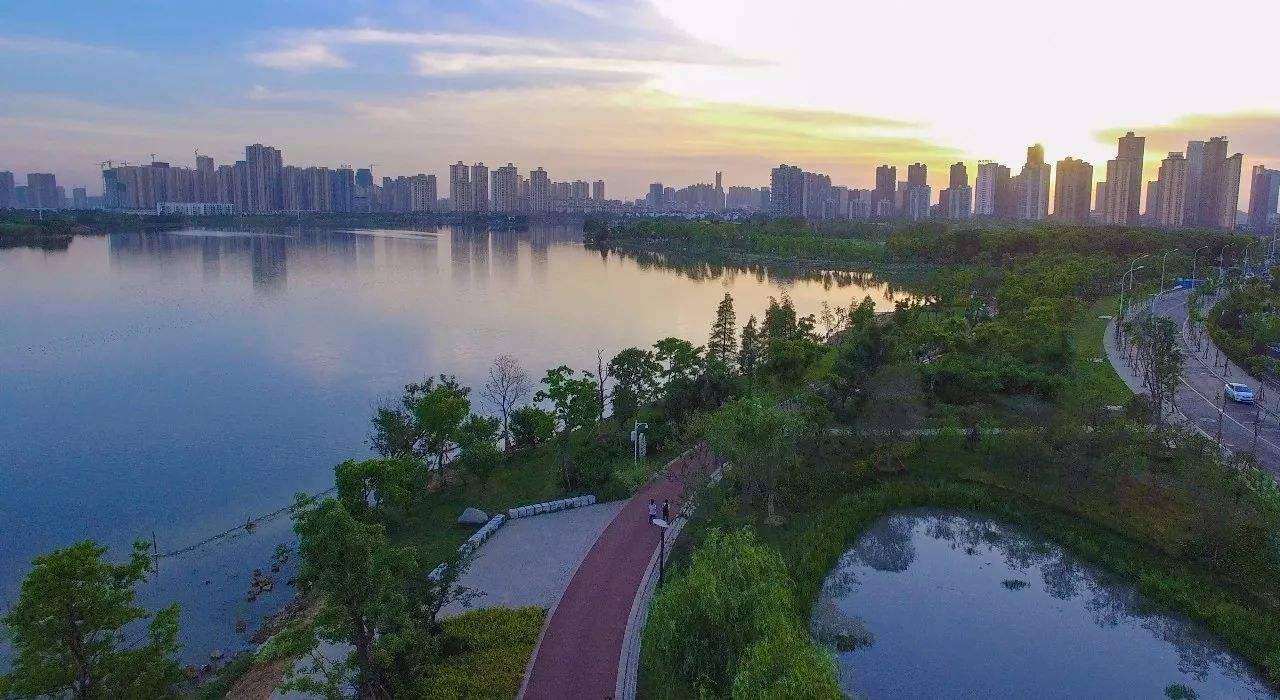 (图片来源于网络)湖居难得,天赋有余,滨湖内拥濑渚洲公园,宝塔公园,固