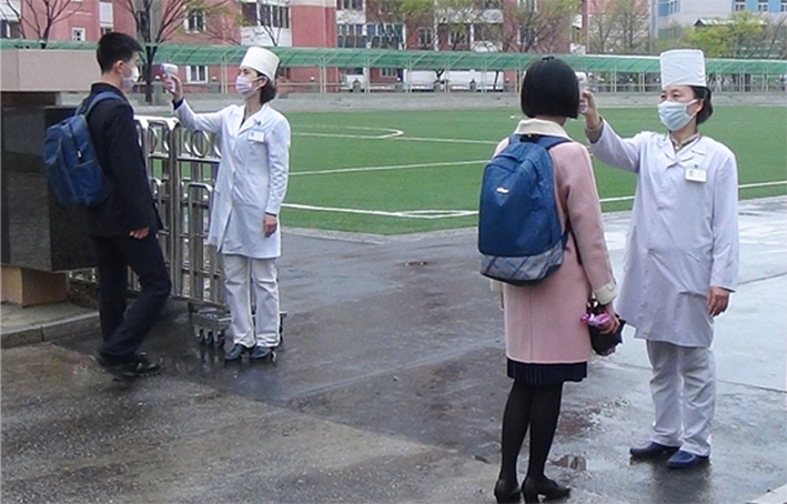 朝鲜学生分批返校现场：门口测体温 戴口罩听课