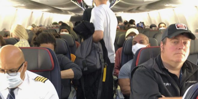 美国内航班拥挤满员 近半数乘客不戴口罩