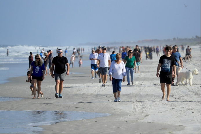 美国佛罗里达州海滩重新开放，解封18分钟后全是人