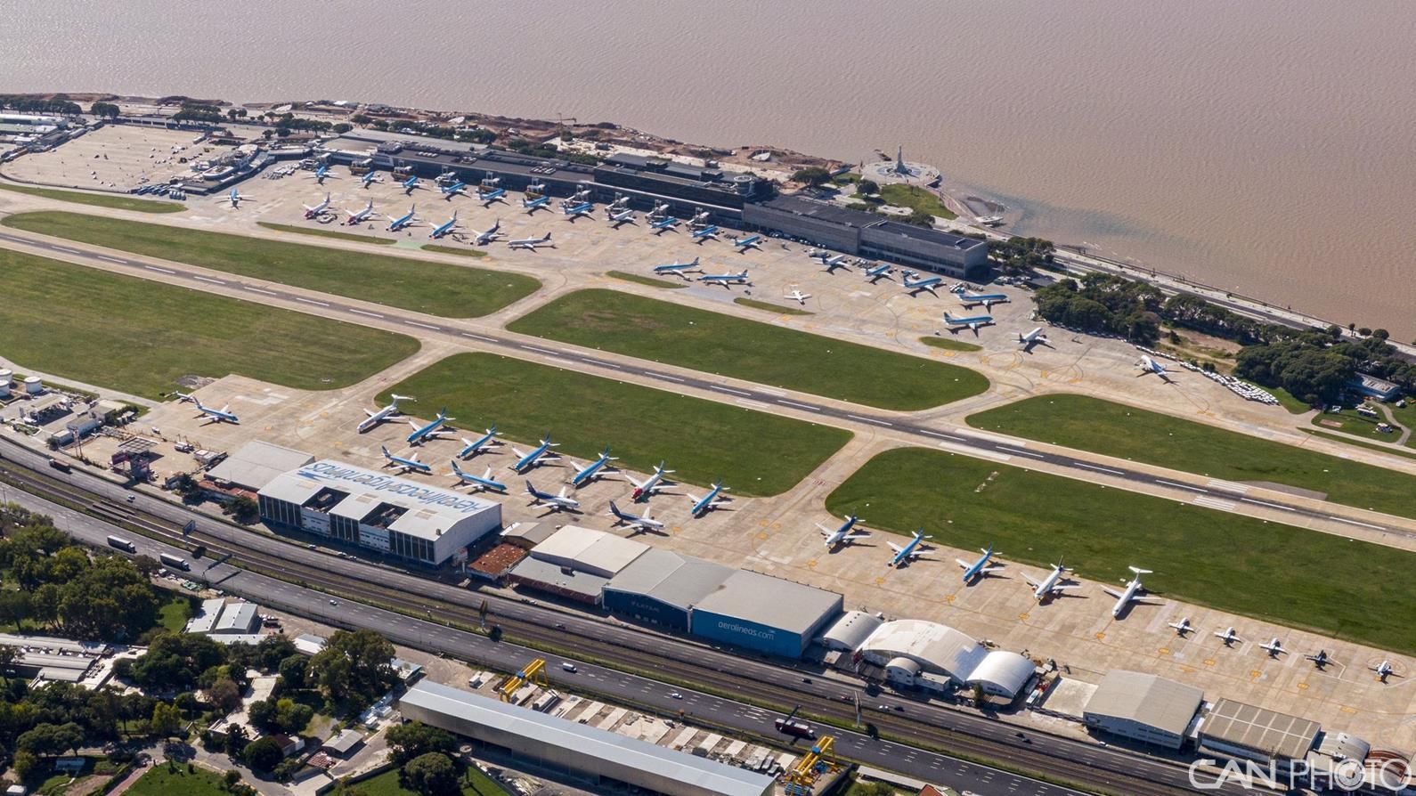 新冠商情下:全球大批商用飞机停飞 场面"蔚为壮观"