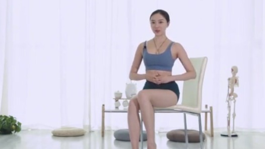 久坐办公室肩颈酸痛麻？4个动作放松缓解 调整肩颈形态挺拔身姿