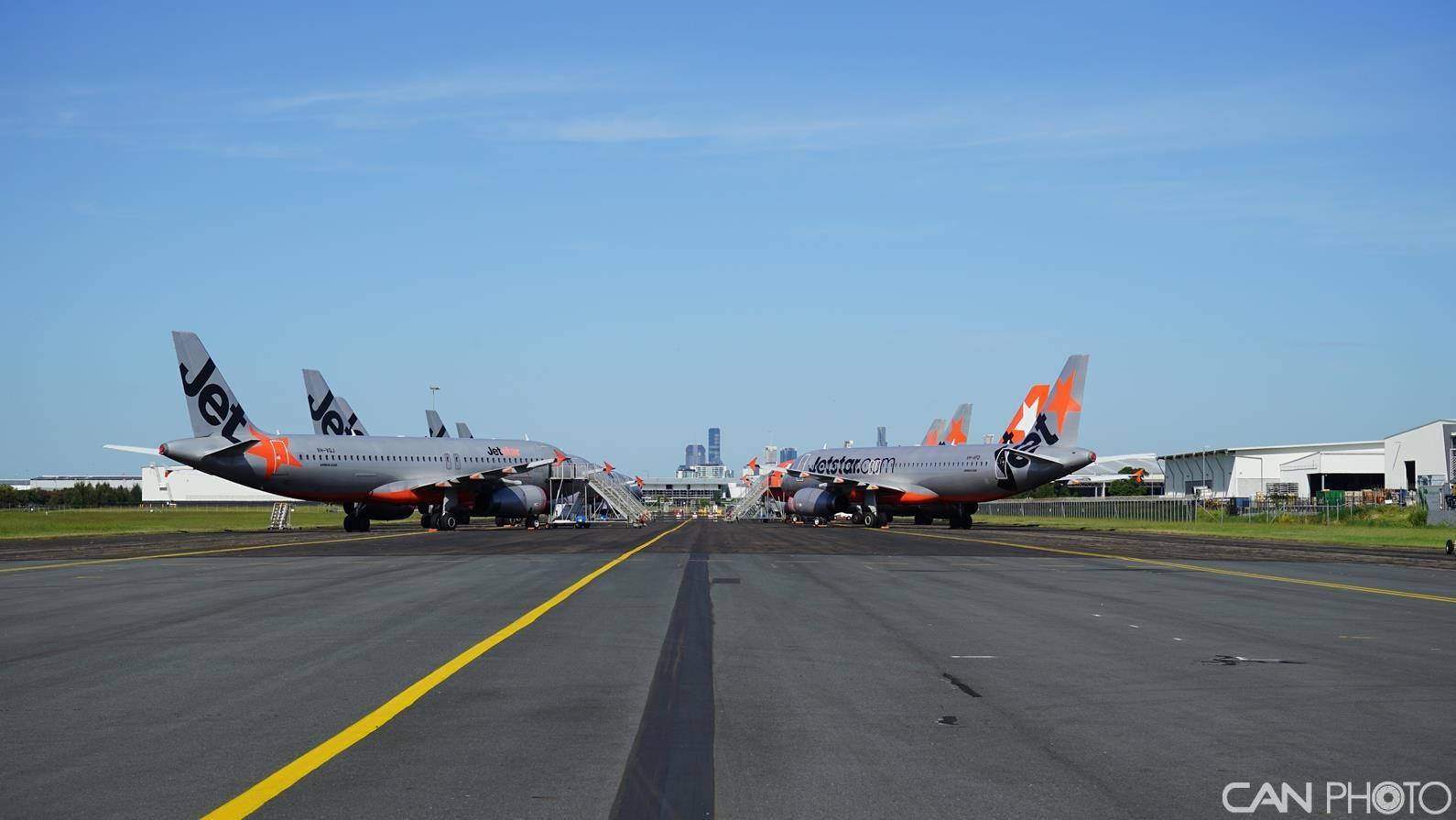 新冠商情下:全球大批商用飞机停飞 场面"蔚为壮观"