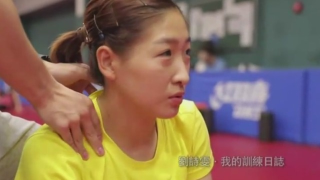 刘诗雯提前到场馆准备拉伸训练 这画面看着都疼啊