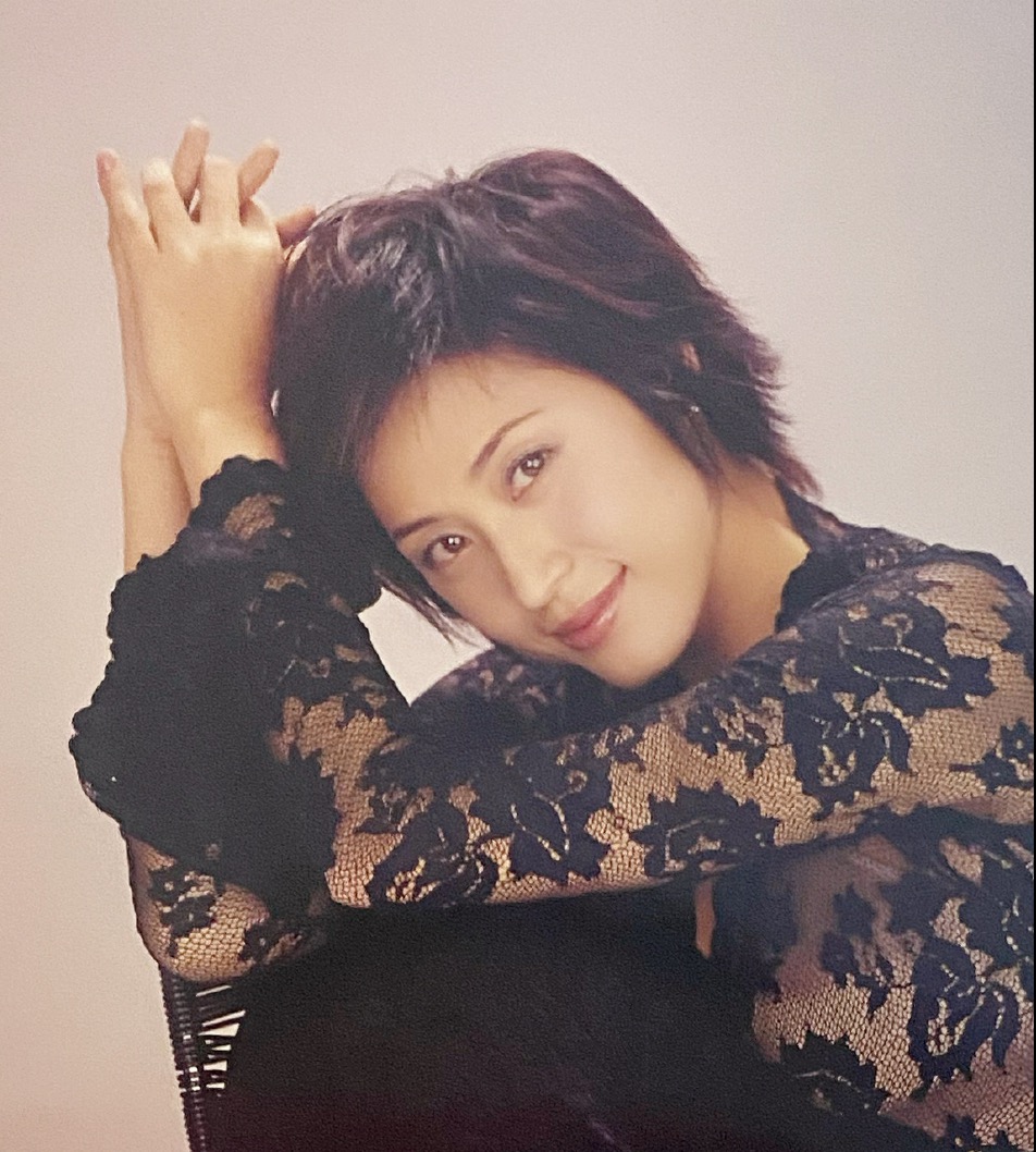 陈法蓉晒彩色菲林旧照 短发干练时尚感满满