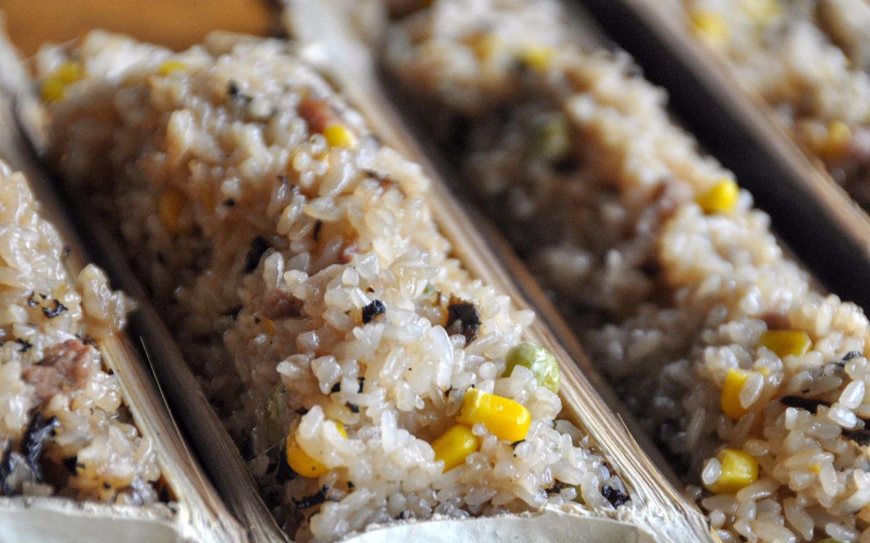 包裹煮好的糯米饭在田间劳作的傣族人最原始的美食过往依稀能看到版纳