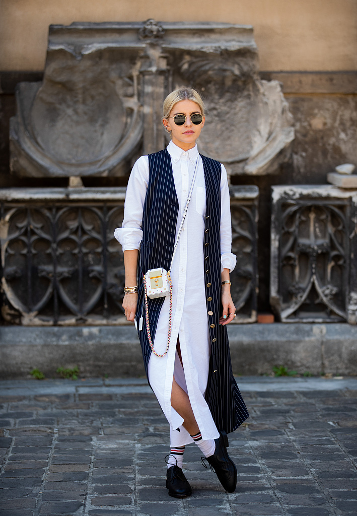 衬衫配马甲春天通勤着装好时髦