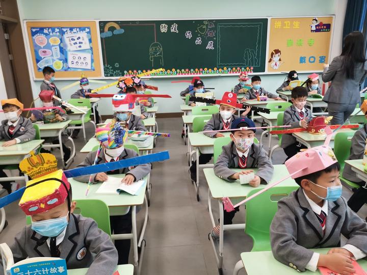 开学第一天杭州小学生戴 一米帽 上课 凤凰网
