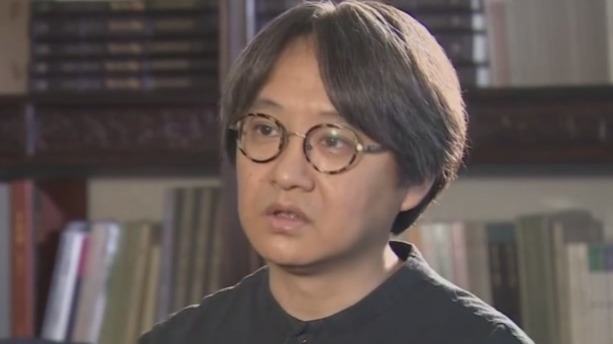 戴两副眼镜加放大镜！老年齐白石依旧坚持作画