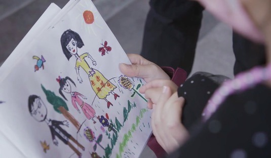 援鄂护士隔离期满 家人车头贴横幅迎接：欢迎回家