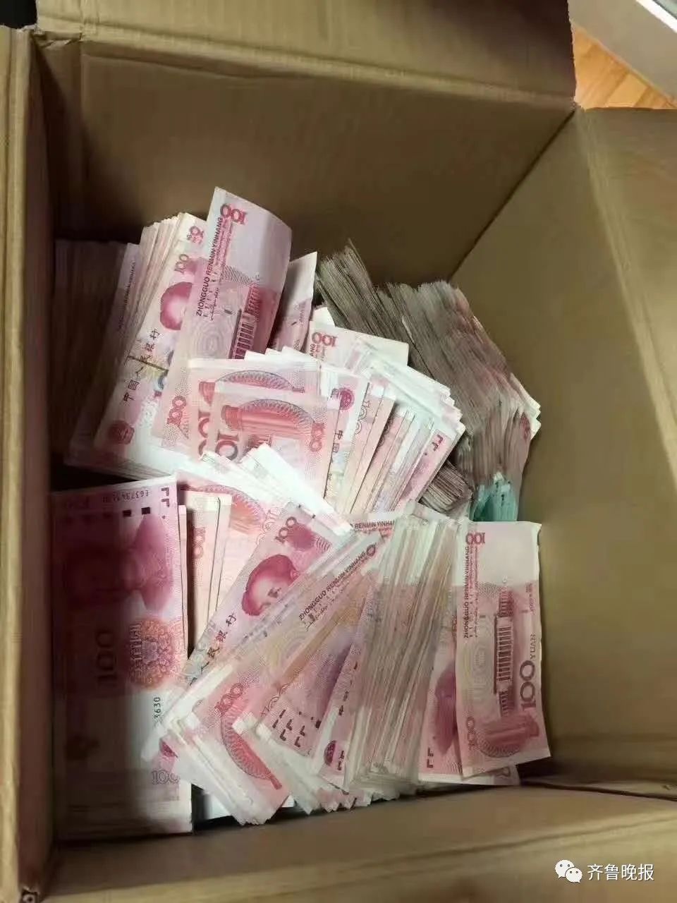 济南一男子在楼顶撒下十几万现金36小时后被劝下救治